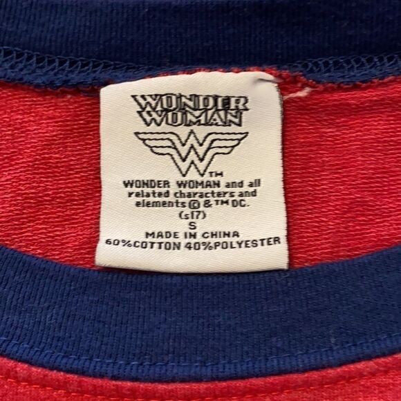 Wonder Woman long sleeve small pullover sw… - Picture 3 of 3